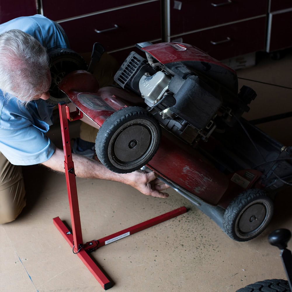 MoJack Push Mower Lift Lifestyle 4