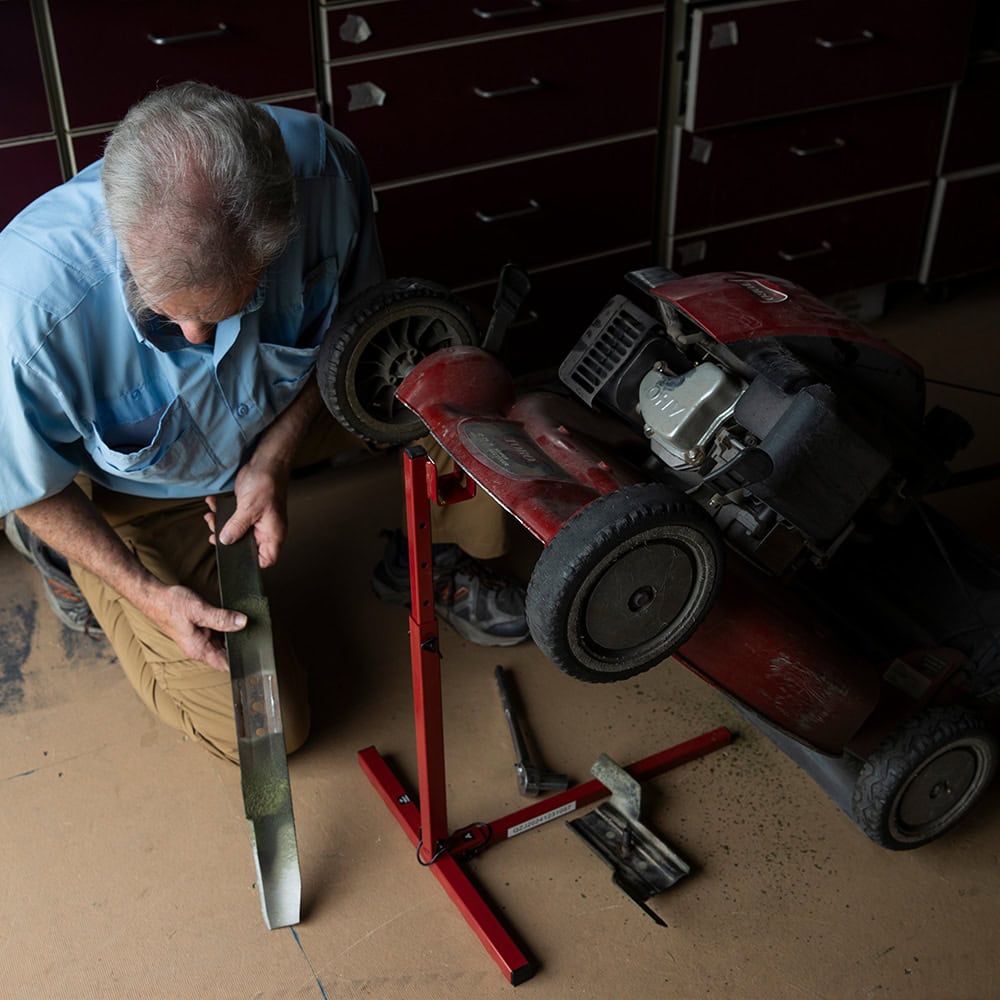 MoJack Push Mower Lift Lifestyle 5